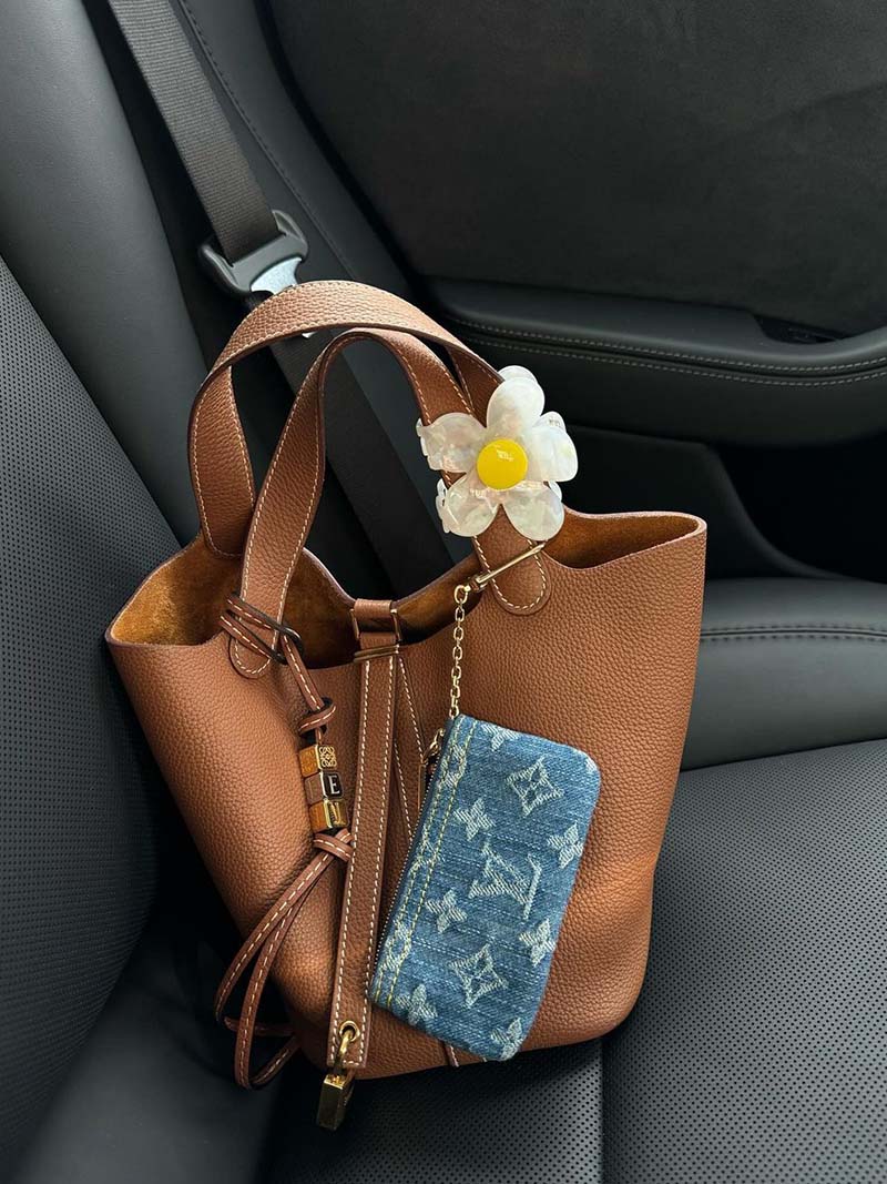 Xanthe Stilvolle Damen Handtasche mit Goldakzent
