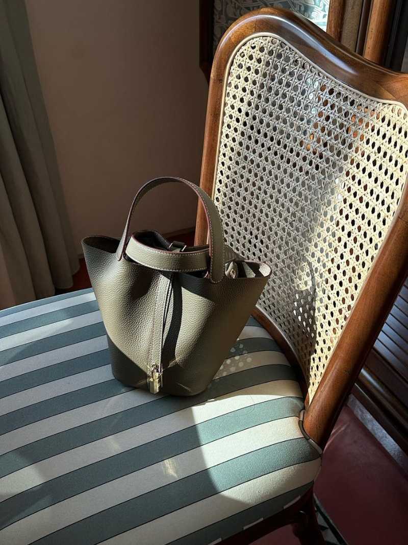 Xanthe Stilvolle Damen Handtasche mit Goldakzent